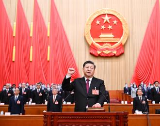 新当选的国家主席、中央军委主席习近平进行宪法宣誓