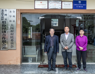 广西八一退役军人文工团副团唐国宣采访县人大代表蒋正生