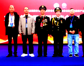 唐国宣率领企业家们向郭云疆领导敬礼！