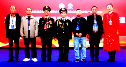 唐国宣率领企业家们向郭云疆领导敬礼！