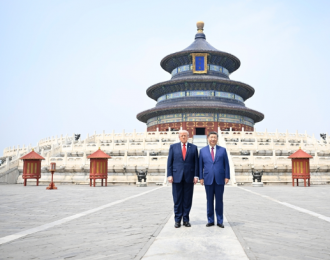 习近平同美国总统特朗普参观天坛